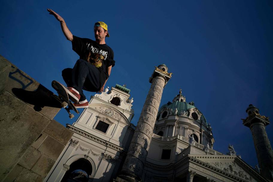 La chiesa di San Carlo a Vienna fa da cornice alle evoluzioni di uno skater (Afp)